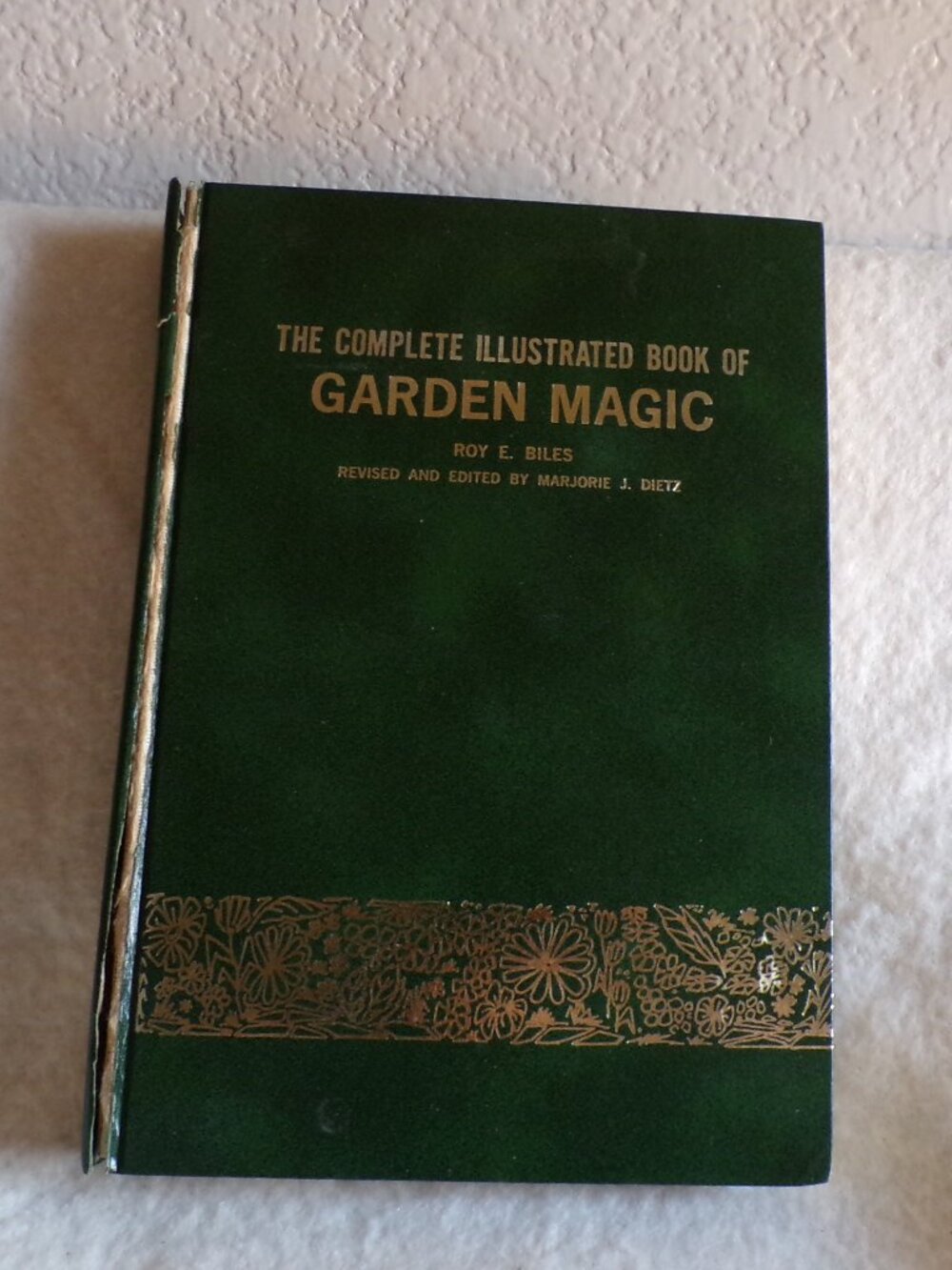 The Complete Illustrated Book of Garden Magic by Roy E. Biles 1969 HC Gardening